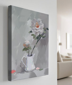 Elegantes peonías blancas en una jarra de cerámica con fondo pastel suave