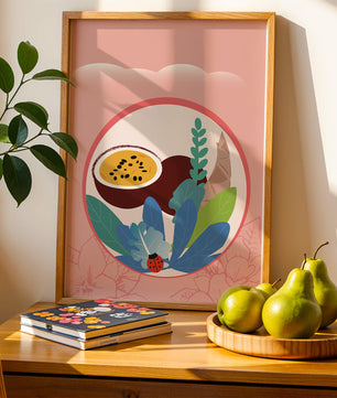 Ilustración de frutas tropicales y hojas con una mariquita sobre un fondo rosa
