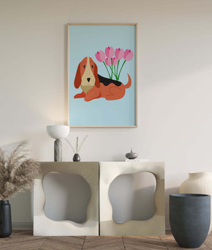 Illustration eines Basset Hound mit rosa Blumen auf hellblauem Hintergrund