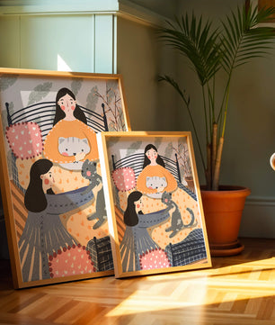 Escena interior acogedora con mujeres, gatos y elementos decorativos