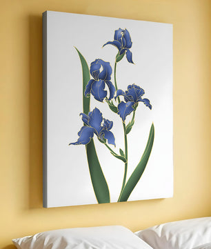 Flores de lirio azul elegantes con acentos dorados sobre un fondo blanco