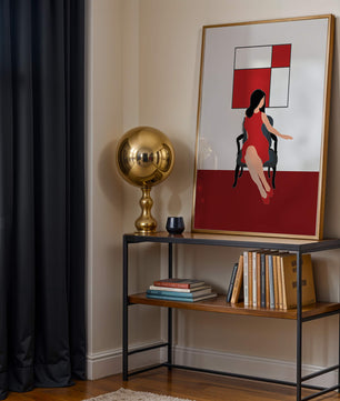 Mujer abstracta en vestido rojo sentada en una silla con arte geométrico en la pared