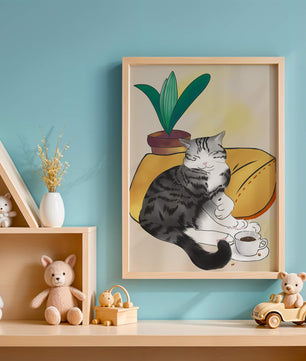 Entspannte Katze mit Kaffee und Pflanze auf gemütlichem Kissen