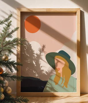Abstrakte Illustration einer Frau mit Hut vor einer Kulisse aus Sonne und Bergen