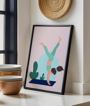 Ilustración de una mujer practicando la postura de parada de manos en yoga
