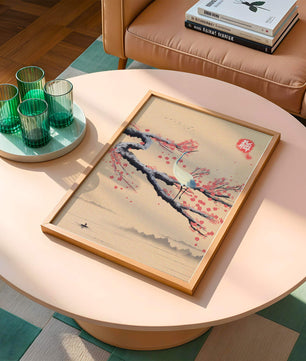 Eleganter Kranich auf Kirschblütenzweig mit ruhiger Landschaft