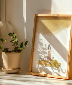 Fille en robe rose debout parmi des cactus sous un ciel aquarelle