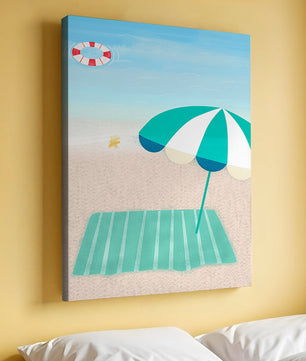 Strandszene mit Sonnenschirm und Rettungsring am Sandstrand