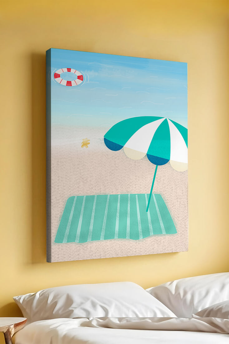 Strandszene mit Sonnenschirm und Rettungsring am Sandstrand