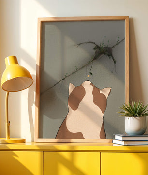 Chat observant une fleur poussant sur un mur fissuré