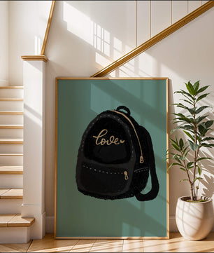 Elegante mochila negra con detalles dorados e inscripción de amor