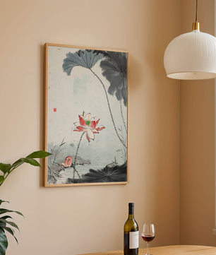 Aquarell Lotusblüte mit Seerosenblättern in ruhiger Szene