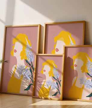 Retrato de una mujer con cabello amarillo y elementos florales sobre fondo rosa