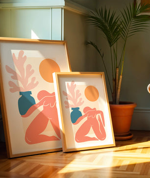 Figura desnuda abstracta con jarrón y sol en estilo minimalista