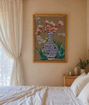 Arreglo floral elegante en un jarrón de porcelana azul y blanco con magnolias
