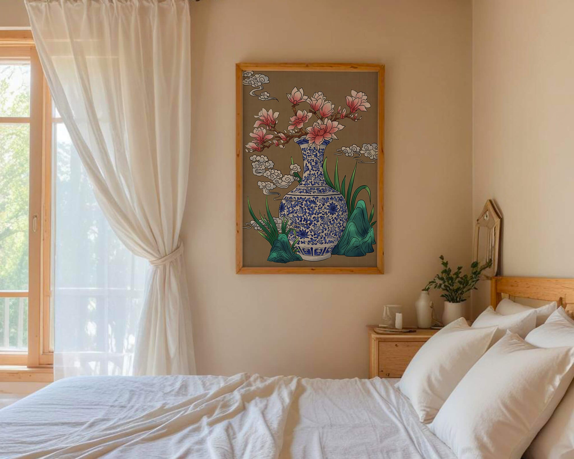 Elegante arreglo floral en jarrón de porcelana azul y blanca con magnolias.