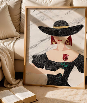 Elegante Frau mit stilvollem schwarzen Hut und roter Rose