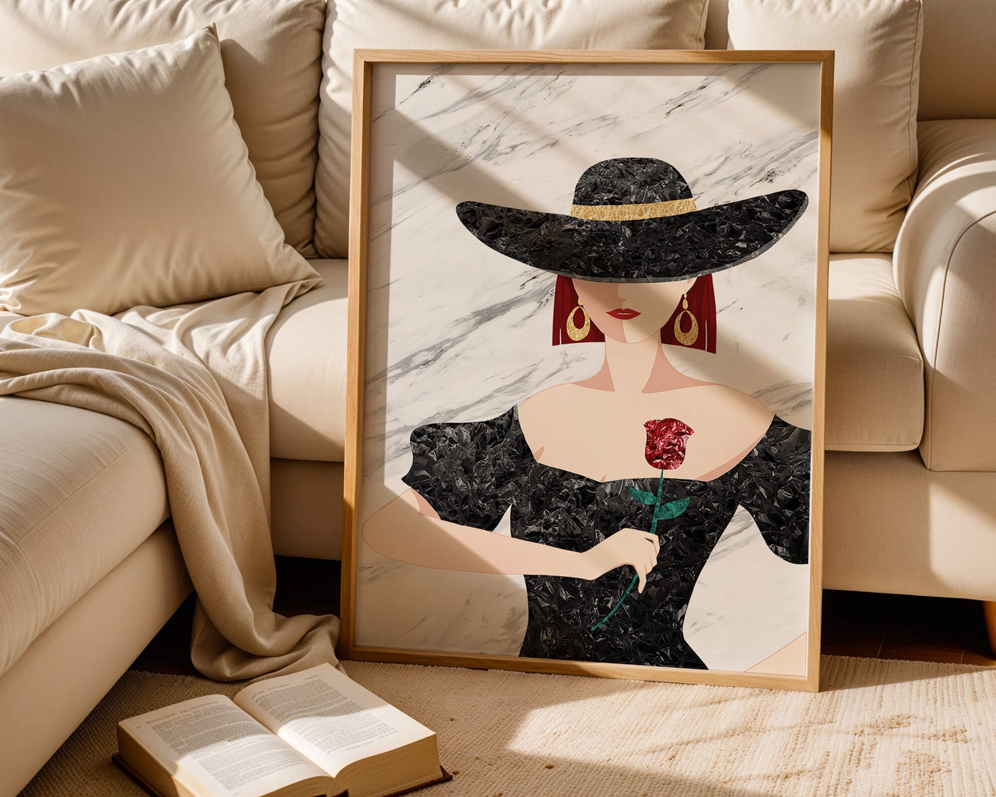 Elegante Frau mit stilvollem schwarzen Hut und roter Rose