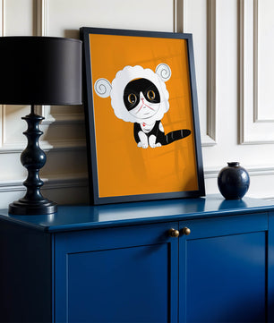 Ilustración de un gato disfrazado de oveja sobre fondo naranja vibrante