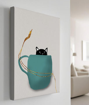 Katze in blaugrüner Tasse mit goldenen Elementen