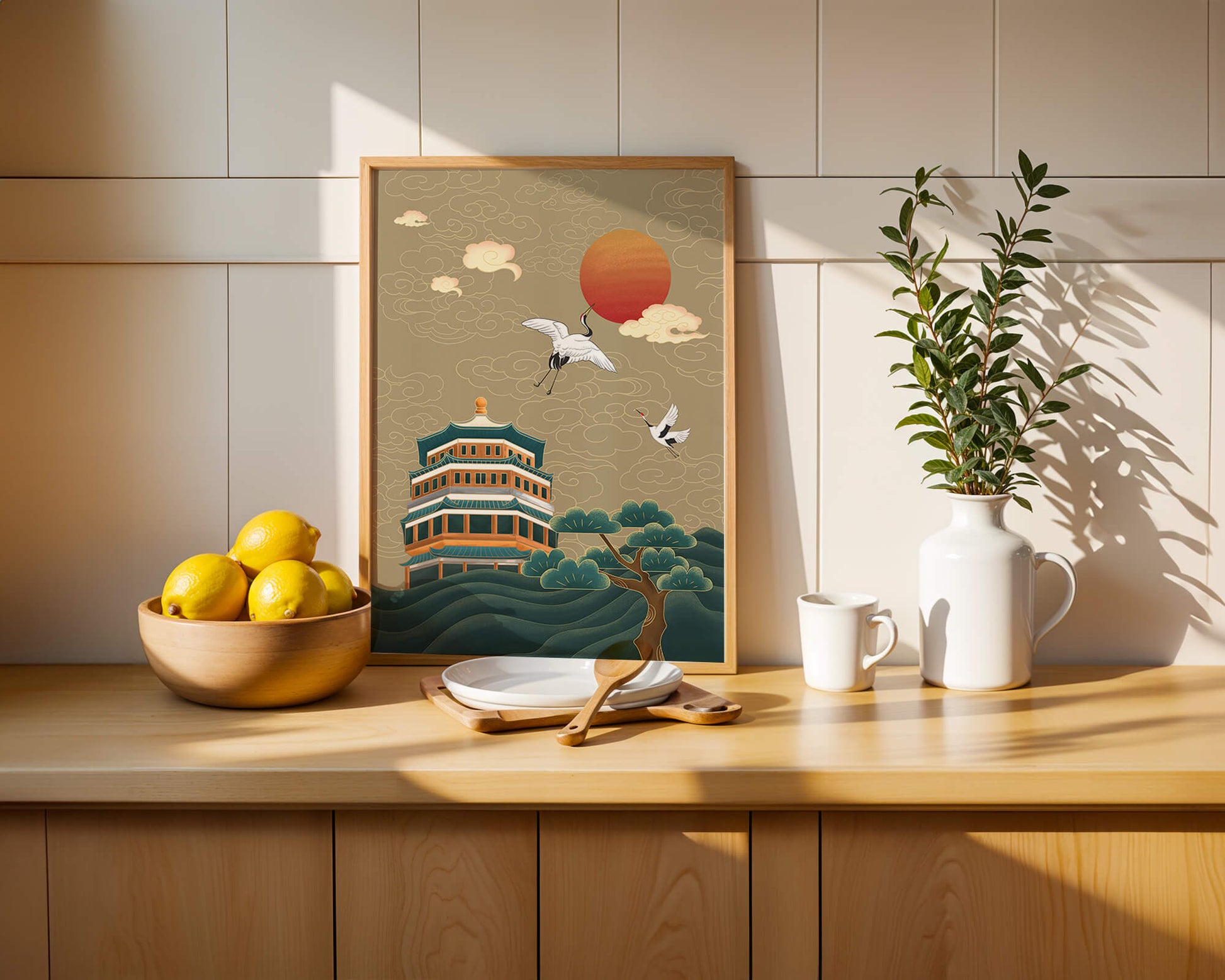 Obra de arte asiática tradicional con grullas y pagoda bajo un sol rojo