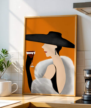 Femme élégante avec un chapeau noir et une fourrure blanche avec un verre de vin