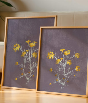 Gelbe Blumen vor einem strukturierten violetten Hintergrund