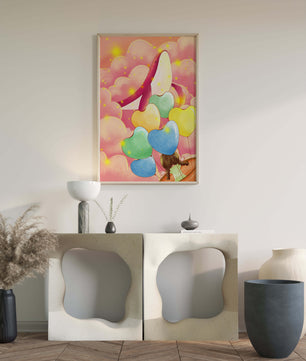Globos con forma de corazón y ballena en una escena caprichosa y colorida