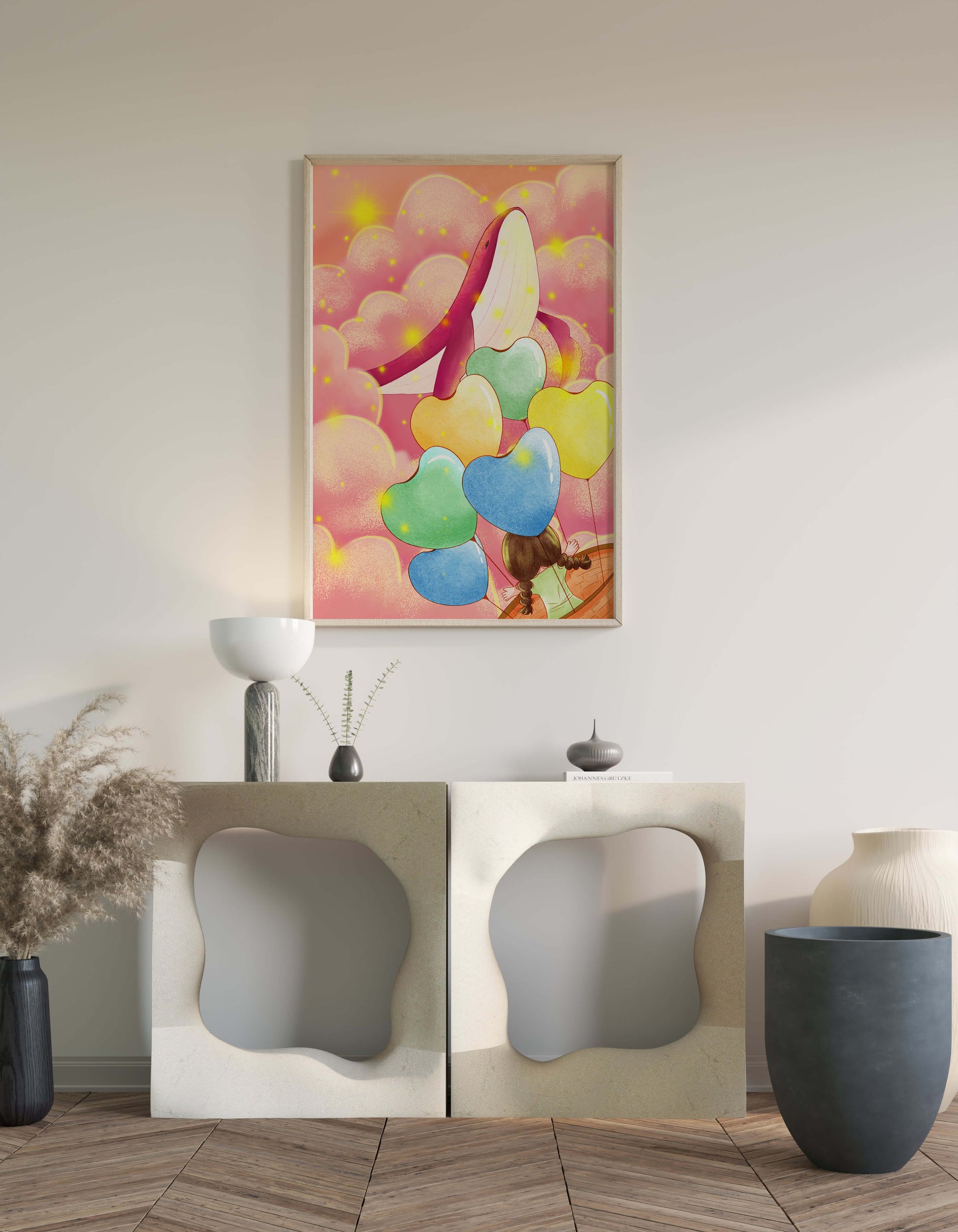 Globos en forma de corazón y ballena en una escena colorida y caprichosa.