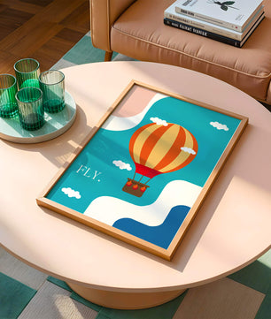 Bunte Heißluftballon-Illustration mit Wolken und abstrakten Formen