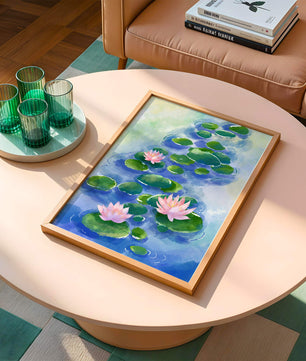 Escena acuática serena con flores de loto rosadas y hojas de nenúfar sobre una superficie de agua tranquila
