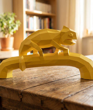 Geometric chameleon papercraft on stick, 3D DIY sculpture kit, 44x9x21 cm, modern animal decor for desk or workspace - Mi tienda