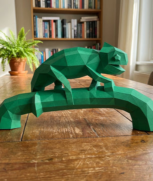 Geometric chameleon papercraft on stick, 3D DIY sculpture kit, 44x9x21 cm, modern animal decor for desk or workspace - Mi tienda