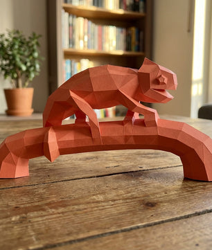 Geometric chameleon papercraft on stick, 3D DIY sculpture kit, 44x9x21 cm, modern animal decor for desk or workspace - Mi tienda