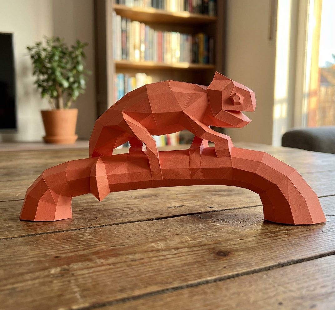 Geometric chameleon papercraft on stick, 3D DIY sculpture kit, 44x9x21 cm, modern animal decor for desk or workspace - Mi tienda