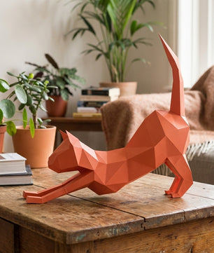 Discover our stretching cat 3D papercraft kit — a creative paper project for mindful breaks and modern home accents. This hand-assembled polygonal feline adds a quirky touch to your office - Mi tienda