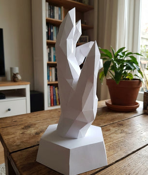 Papercraft hand on stand 3D polygonal paper figure for assembly 40x26x20, 59 parts – DIY craft jewelry holder, sculptural cardboard hand for modern decor - Mi tienda