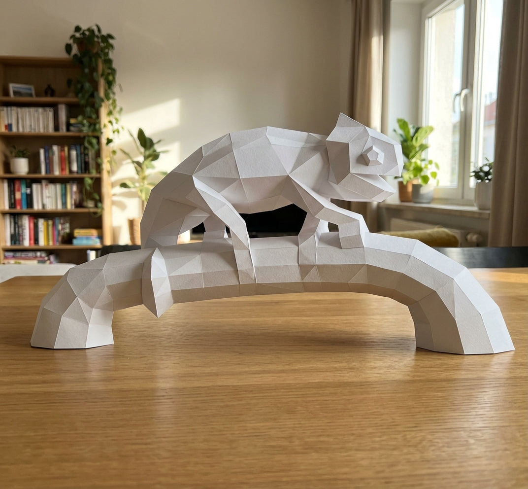Geometric chameleon papercraft on stick, 3D DIY sculpture kit, 44x9x21 cm, modern animal decor for desk or workspace - Mi tienda