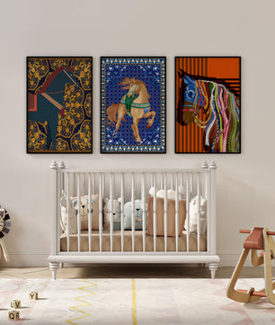Mur avec trois tableaux de chevaux aux motifs colorés sans cadre