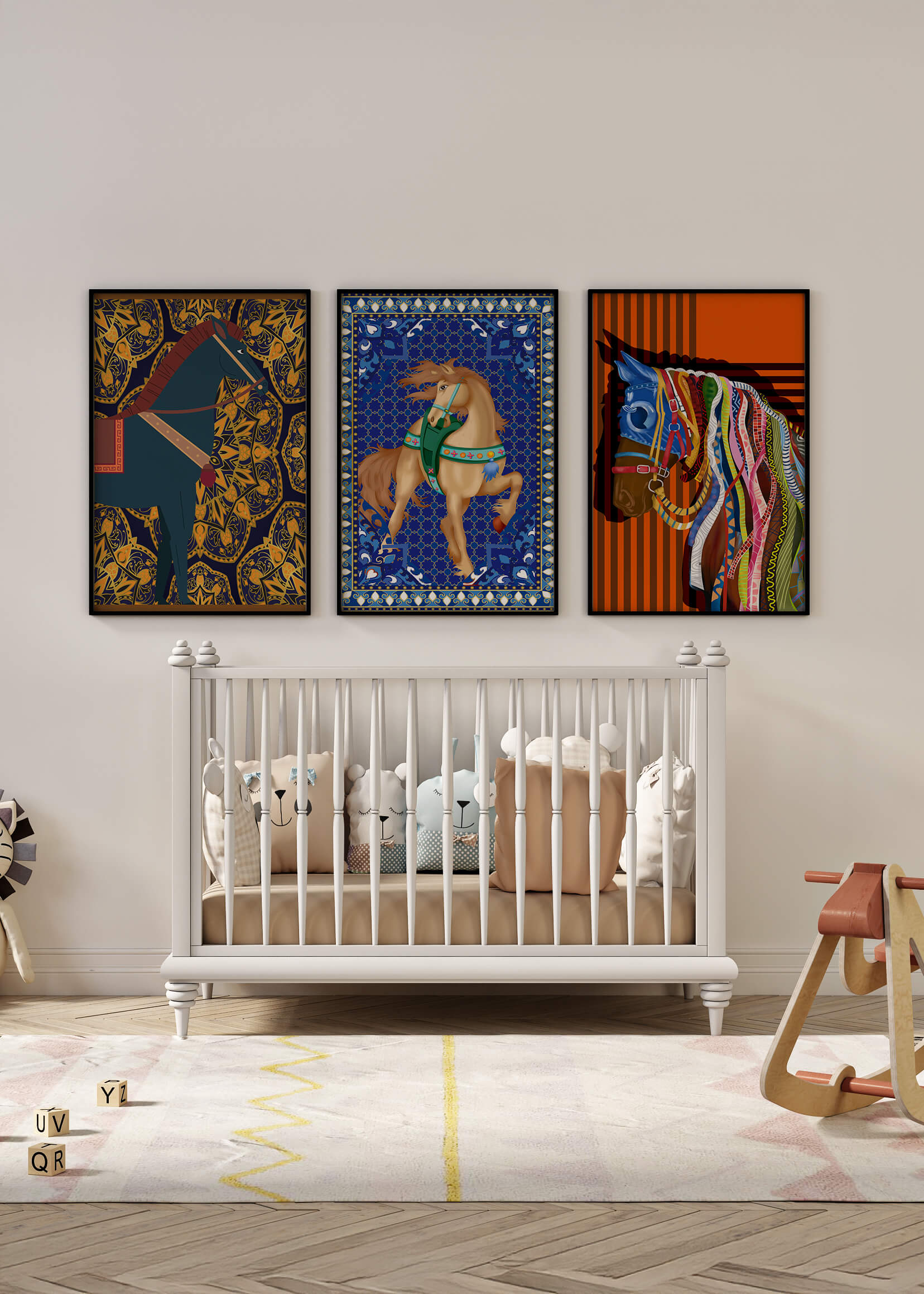 Mur avec trois tableaux de chevaux aux motifs colorés sans cadre