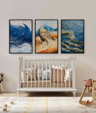 Ensemble de peintures abstraites dans des tons bleus et dorés