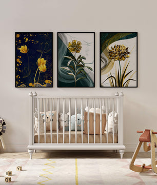 Ensemble d’Impressions de Fleurs Dorées et Vert Foncé sur Mur en Bois