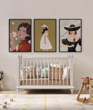 Pared Con Tres Lienzos de Mujeres en Sombreros Sin Marco