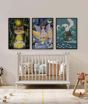 Mur avec trois tableaux artistiques sans cadre dans un environnement lumineux