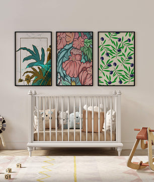 Impressions florales et tropicales sans cadre dans un salon moderne