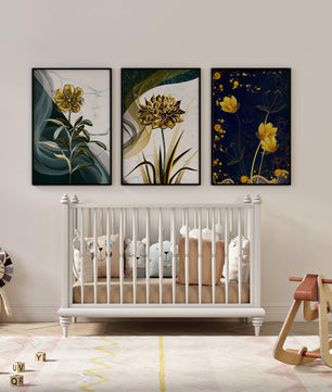 Décoration murale avec fleurs dorées sur des fonds artistiques