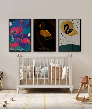 Triptyque de flamants roses avec détails dorés et design moderne