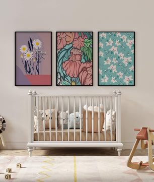 Pared Con Tres Cuadros de Flores de Colores en Estilo Moderno
