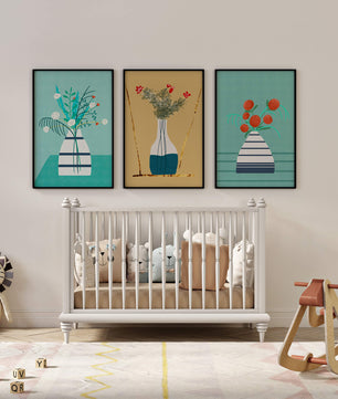 Conjunto de Tres Imágenes de Jarrones con Flores en Colores Pastel y Fondo Neutro