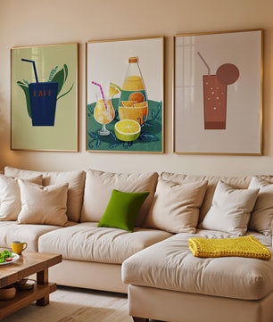 Imágenes Minimalistas de Bebidas Exhibidas en Interiores